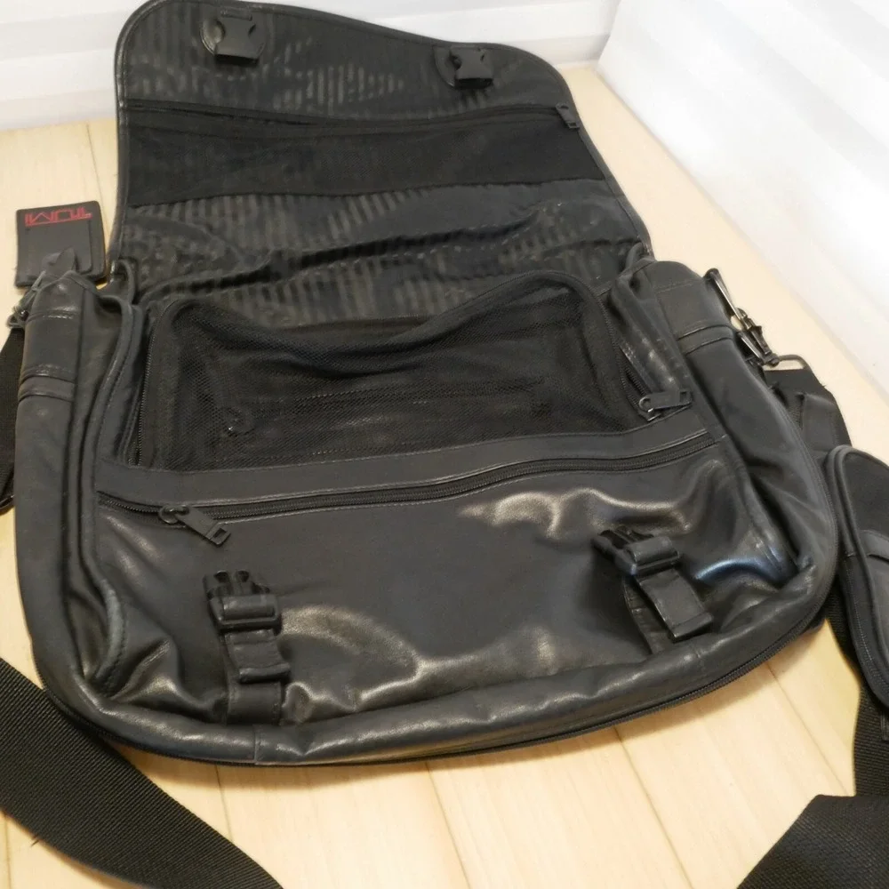 Tumi‎ Deluxe Expandable Messenger Bag Nappa Leather